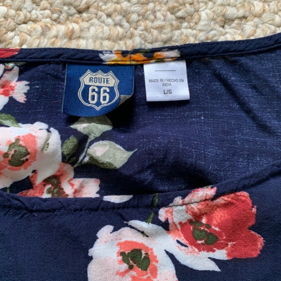 Women’s size large short sleeve floral blouse with ruffled sleeves - Picture 2 of 4